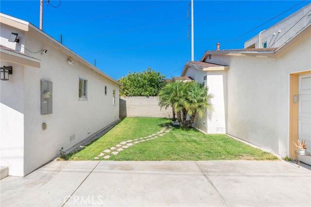239 W Hillcrest Boulevard, Inglewood CA: https://media.crmls.org/medias/7563f947-3f1c-41c8-bcfd-0d9a38cfc113.jpg