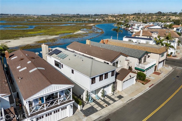Detail Gallery Image 4 of 45 For 235 Canal St, Newport Beach,  CA 92663 - 4 Beds | 3/1 Baths