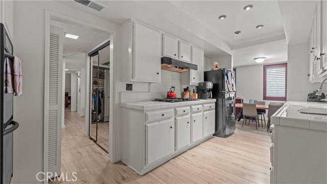 Detail Gallery Image 8 of 18 For 14521 Benefit St #102,  Sherman Oaks,  CA 91403 - 2 Beds | 2 Baths