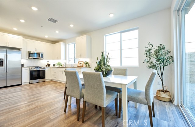 Detail Gallery Image 10 of 55 For 16554 Stone Pine Ln, Fontana,  CA 92336 - 3 Beds | 2/1 Baths