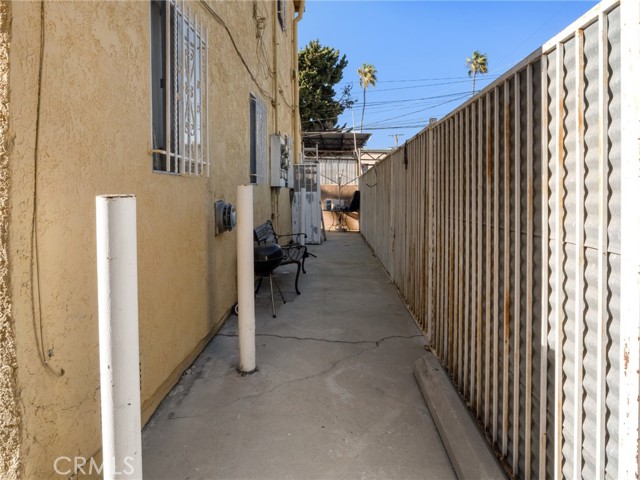 7714 S Broadway, Los Angeles CA: https://media.crmls.org/medias/756f8763-ca35-4ee8-add7-30af63788e86.jpg