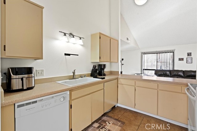 2 Village Lane, Tehachapi CA: https://media.crmls.org/medias/7572be97-41e8-4f20-b7de-f7bd2cd4bc97.jpg