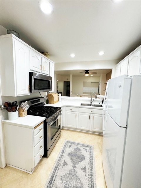 Detail Gallery Image 7 of 23 For 14315 Riverside Dr #207,  Sherman Oaks,  CA 91423 - 2 Beds | 2 Baths