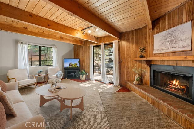 755 Holmes Lane, Sugarloaf CA: https://media.crmls.org/medias/75784a5f-c171-47ce-9763-5907f853fd34.jpg