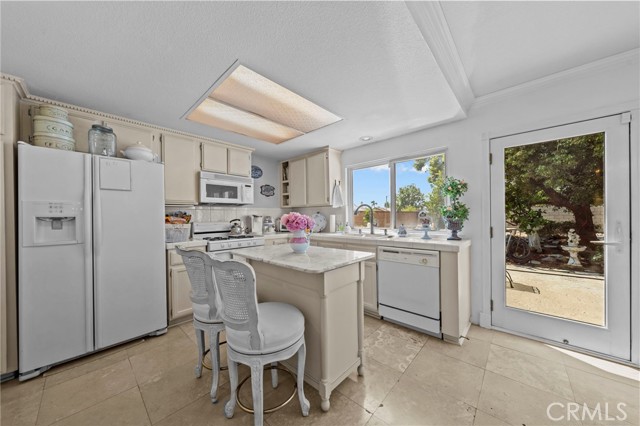 6763 Poinsettia Court, Chino CA: https://media.crmls.org/medias/75789285-dbb7-4151-8f4f-59af2ad96540.jpg