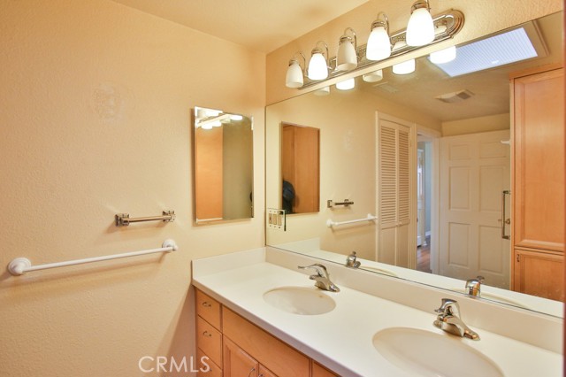 1240 Oakmont Dr, Seal Beach CA: https://media.crmls.org/medias/757b23ae-acbc-449b-977a-9e96526cc183.jpg