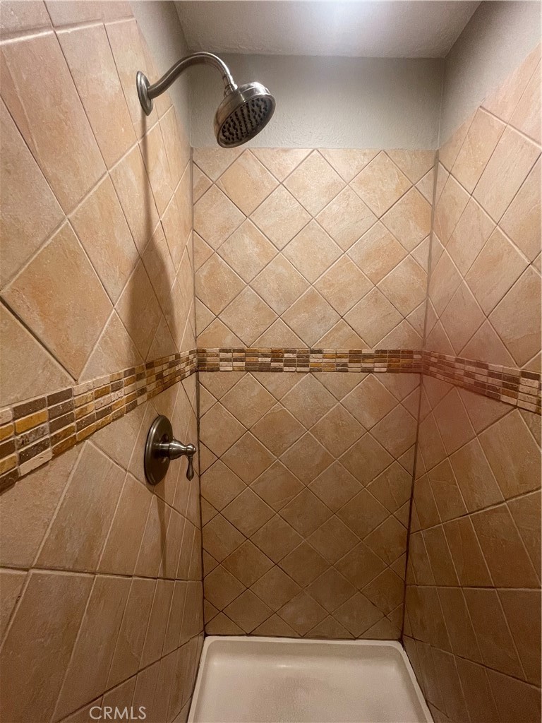 https://media.crmls.org/medias/757b6628-c0ad-40d2-9335-c54a03c22d71.jpg?preset=X-Large
