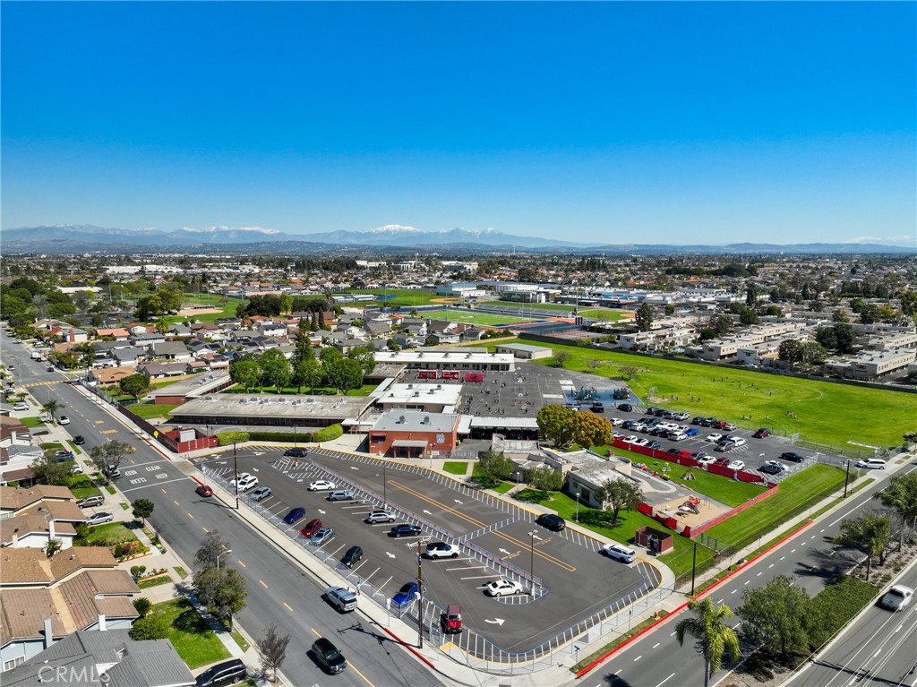 https://media.crmls.org/medias/757d682f-d42c-4c20-b464-21ee9f49145f.jpg?preset=X-Large