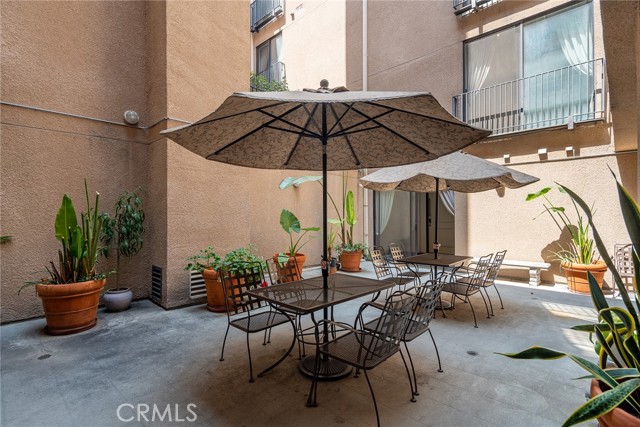 625 S Berendo Street, Los Angeles CA: https://media.crmls.org/medias/757d9506-406c-4f16-bb56-61a6dd28628b.jpg
