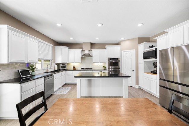 Detail Gallery Image 12 of 62 For 33713 Pebble Brook Cir, Temecula,  CA 92592 - 4 Beds | 3 Baths