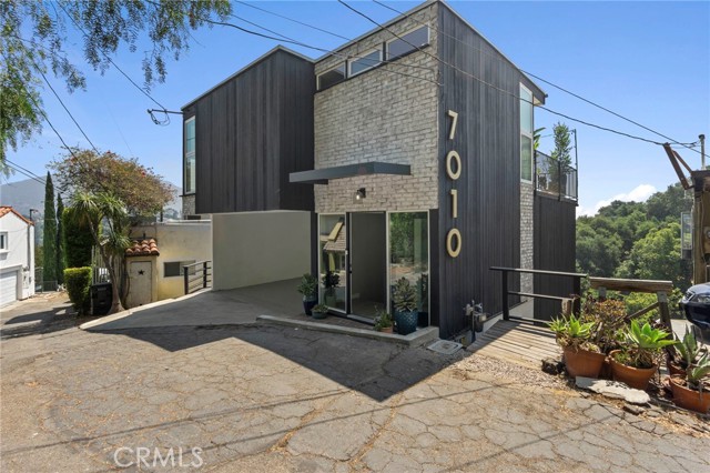 Detail Gallery Image 1 of 36 For 7010 Loyal Trl, Los Angeles,  CA 90068 - 2 Beds | 3 Baths