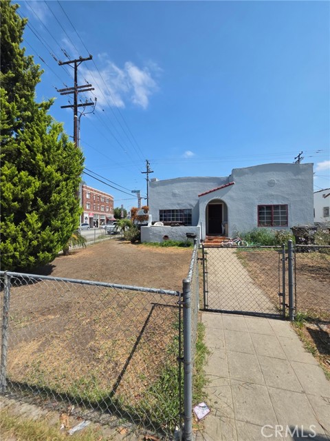 Detail Gallery Image 2 of 5 For 2703 Walnut St, Huntington Park,  CA 90255 - – Beds | – Baths