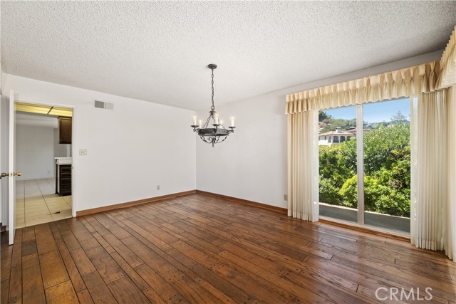 Detail Gallery Image 10 of 36 For 21763 Ambar Dr, Woodland Hills,  CA 91364 - 4 Beds | 2/1 Baths