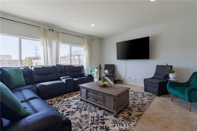 Detail Gallery Image 5 of 27 For 15755 Parry Peak Dr, Fontana,  CA 92336 - 6 Beds | 3/1 Baths