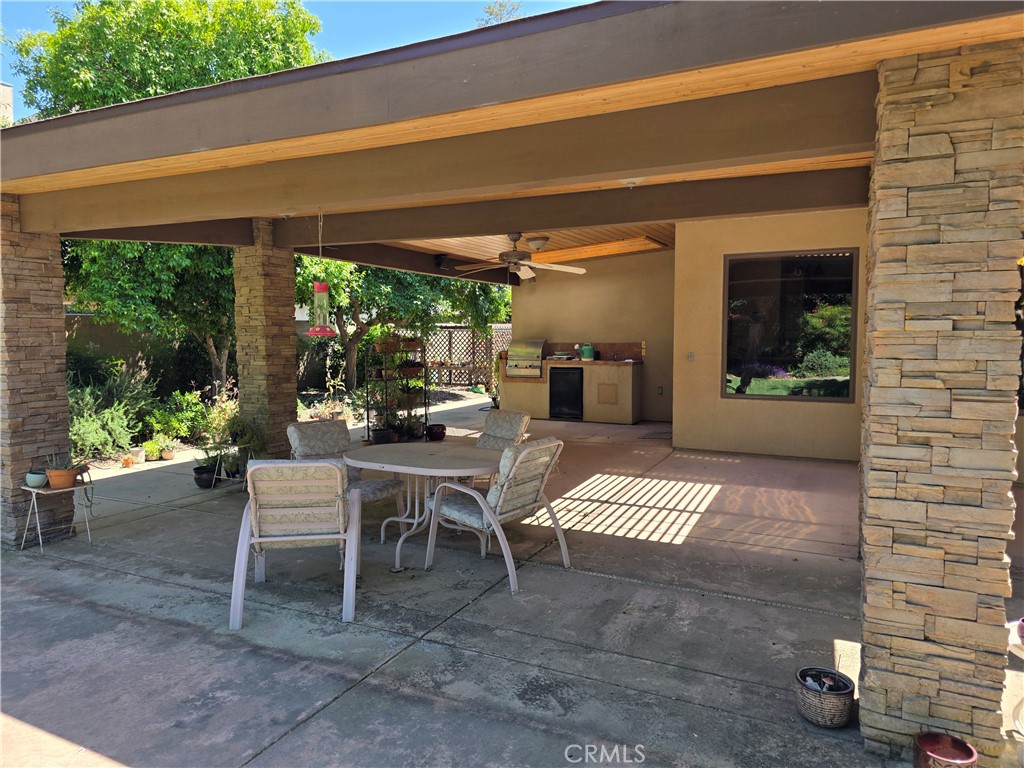 https://media.crmls.org/medias/758d5a0e-6fc6-495e-99e6-d8d64306acbc.jpg?preset=X-Large
