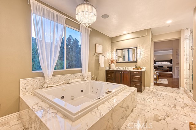 8 Joliet Drive, Coto de Caza CA: https://media.crmls.org/medias/75914bcc-7fbb-4a85-9183-778453548e42.jpg