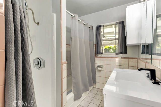 6507 Gentry Avenue, North Hollywood CA: https://media.crmls.org/medias/759243c6-a1bb-4961-85f2-becf7c4bd636.jpg
