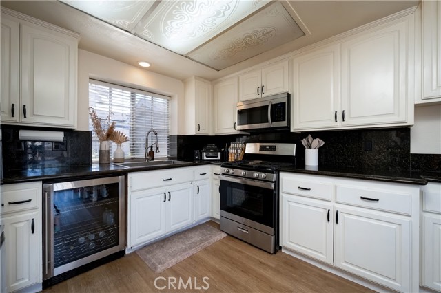 818 Live Oak Place, Corona CA: https://media.crmls.org/medias/75968de2-d1a0-4da2-91e1-a24d207bd882.jpg