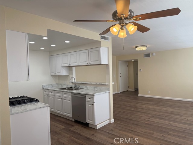 Detail Gallery Image 7 of 25 For 7305 Milwood Ave #7,  Canoga Park,  CA 91303 - 2 Beds | 1 Baths