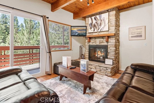 Detail Gallery Image 4 of 26 For 43869 Mendocino Dr, Big Bear Lake,  CA 92315 - 3 Beds | 2 Baths