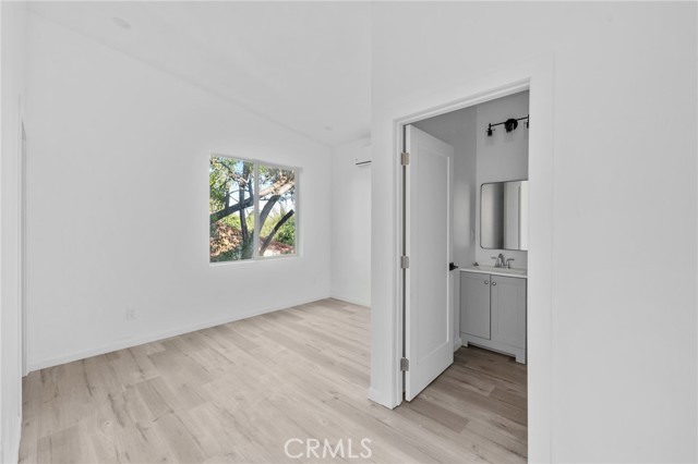 Detail Gallery Image 12 of 19 For 8514 Wilbur Ave, Northridge,  CA 91324 - 3 Beds | 3 Baths