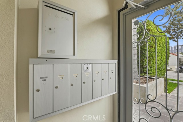 Detail Gallery Image 3 of 39 For 1023 Wilcox Ave, Los Angeles,  CA 90038 - 2 Beds | 2 Baths