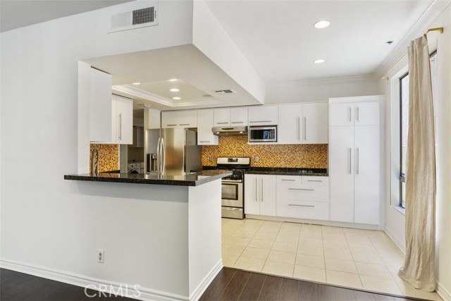 Detail Gallery Image 9 of 19 For 13920 Moorpark St #107,  Sherman Oaks,  CA 91423 - 3 Beds | 2 Baths