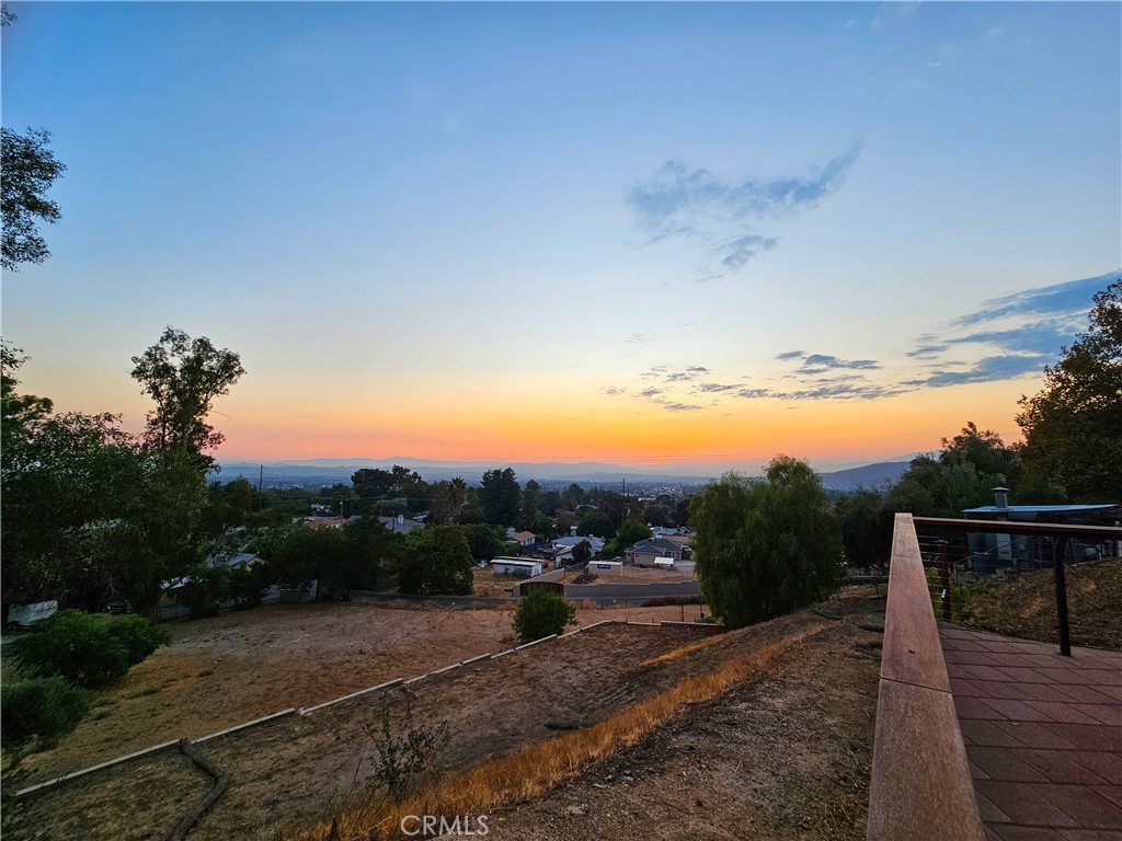 https://media.crmls.org/medias/75a37b7c-8651-405a-aafb-3782125b7573.jpg?preset=X-Large