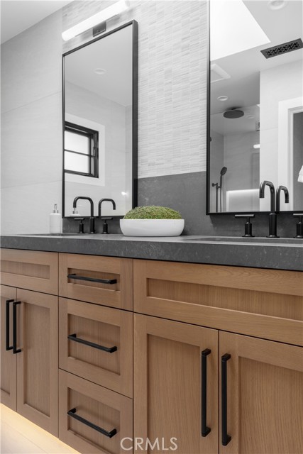 Detail Gallery Image 14 of 20 For 107 via Koron, Newport Beach,  CA 92663 - 4 Beds | 2/1 Baths