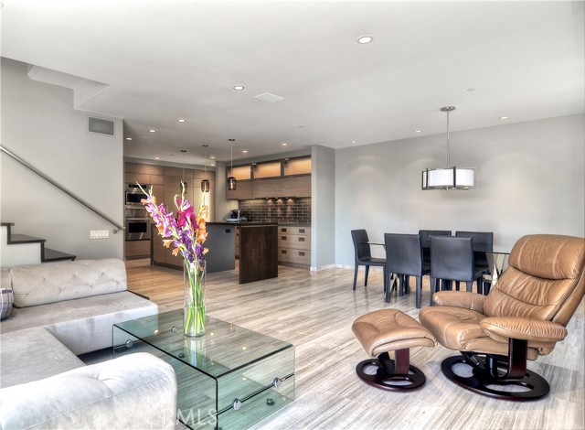 214 1/2 Marguerite Avenue, Corona del Mar CA: https://media.crmls.org/medias/75a540c6-a43f-48a5-bf01-b9fe08f1225a.jpg