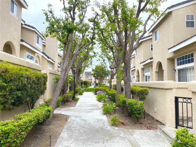 Detail Gallery Image 2 of 24 For 2300 Maple Ave #68,  Torrance,  CA 90503 - 3 Beds | 3 Baths