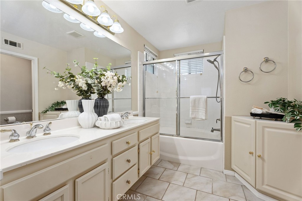 MLS #OC25276815 image #16