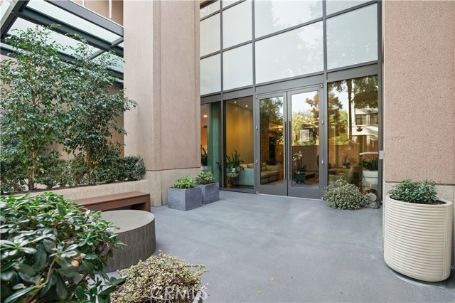 1111 S Grand Avenue, Los Angeles CA: https://media.crmls.org/medias/75aee2e0-1afb-4aa4-ab85-0932928cb21c.jpg