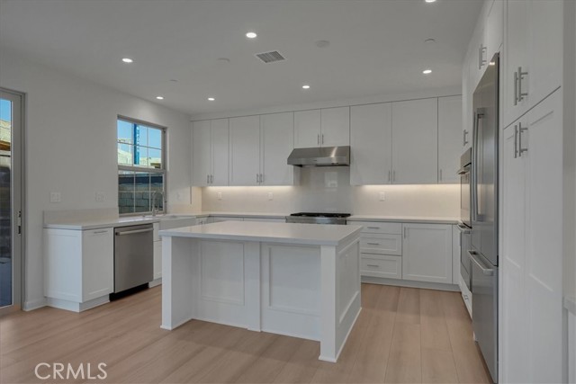 228 Birdseye, Irvine CA: https://media.crmls.org/medias/75b23624-18b8-4ef9-aea7-7b5446aa1135.jpg