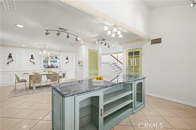 3916 Carnavon Way, Los Angeles CA: https://media.crmls.org/medias/75b3fd46-4941-4b8f-ba3e-3eacdd301656.jpg