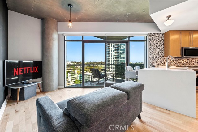 801 Ash Street, San Diego CA: https://media.crmls.org/medias/75b5a432-6d96-409f-9d6b-f10627c98ab3.jpg