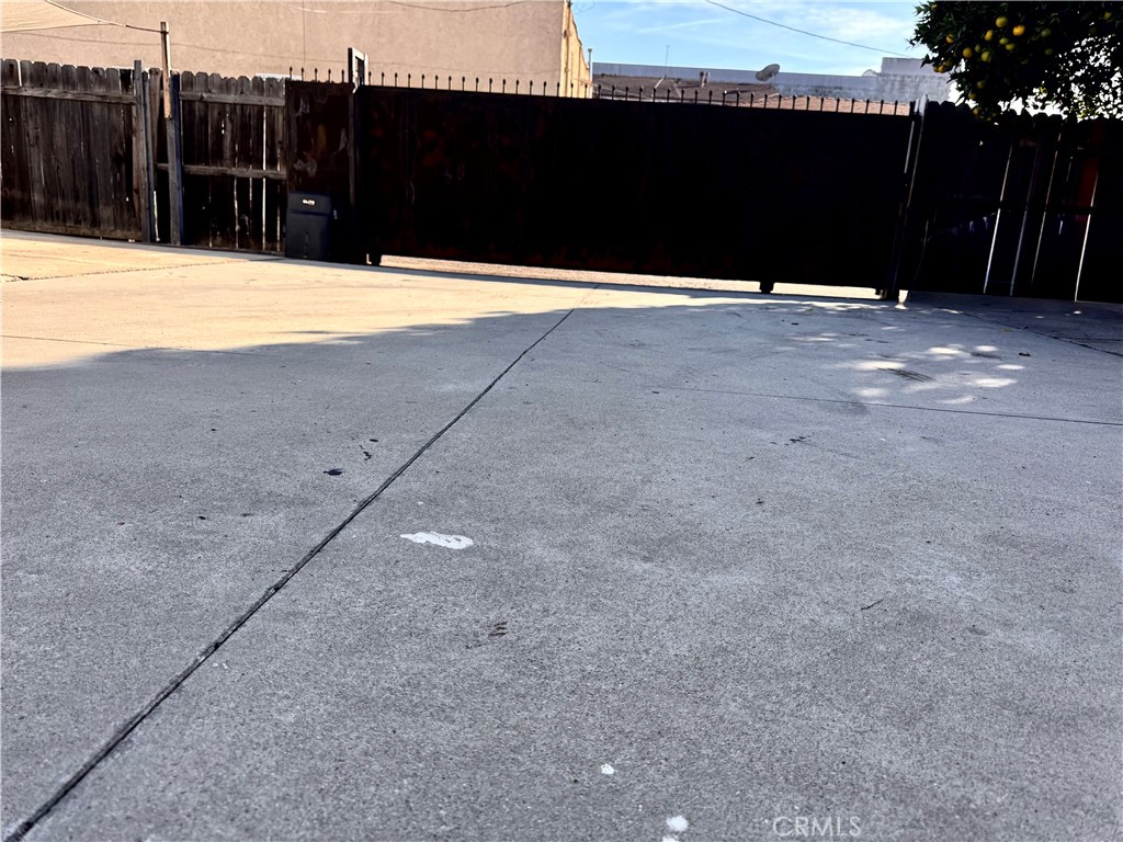 https://media.crmls.org/medias/75b69702-25b1-4c8f-932f-9d7b710e8c69.jpg?preset=X-Large