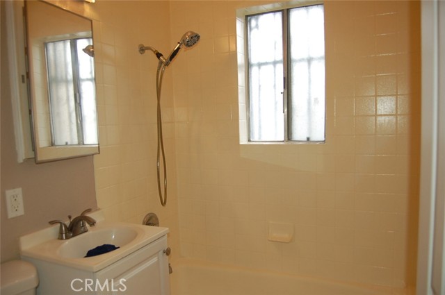 Detail Gallery Image 7 of 10 For 422 W Palm St 422 1/2b,  Compton,  CA 90220 - 1 Beds | 1 Baths