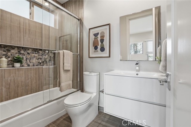 Detail Gallery Image 23 of 67 For 1745 Spreckels Ln, Redondo Beach,  CA 90278 - 3 Beds | 4/1 Baths