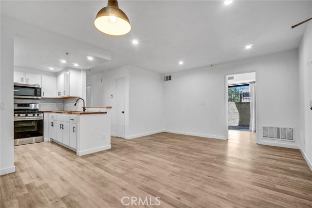 Detail Gallery Image 3 of 19 For 700 W 3rd St #A117,  Santa Ana,  CA 92701 - 2 Beds | 2 Baths