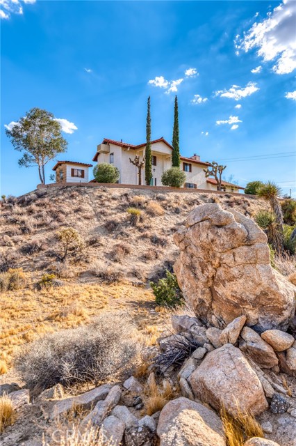 Detail Gallery Image 5 of 75 For 6107 Mandarin Rd, Yucca Valley,  CA 92284 - 3 Beds | 3/1 Baths