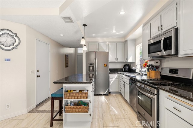 Detail Gallery Image 7 of 28 For 11545 Honeyglen, Pacoima,  CA 91331 - 3 Beds | 3 Baths