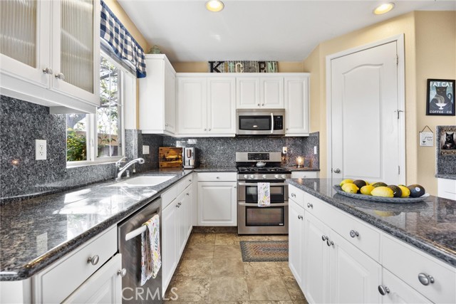 Detail Gallery Image 13 of 52 For 6119 Pilar, Bakersfield,  CA 93306 - 4 Beds | 3 Baths