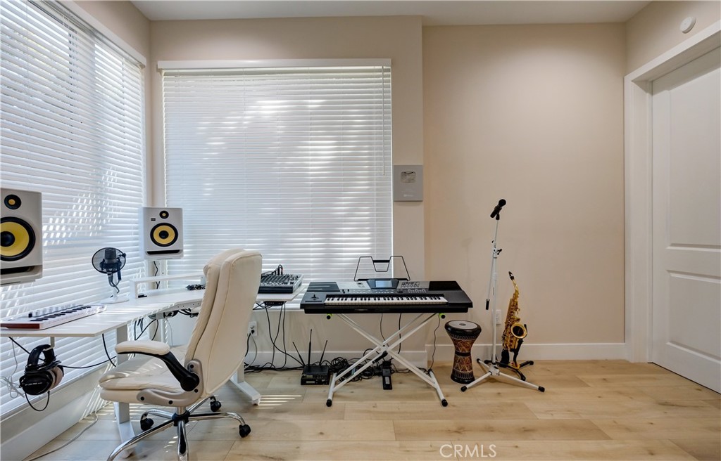 https://media.crmls.org/medias/75c7c23d-ddab-494b-90f0-90e801e2786b.jpg?preset=X-Large