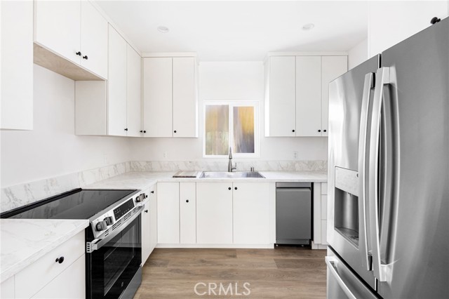 Detail Gallery Image 2 of 15 For 7044 White Oak a,  Van Nuys,  CA 91406 - 3 Beds | 2 Baths