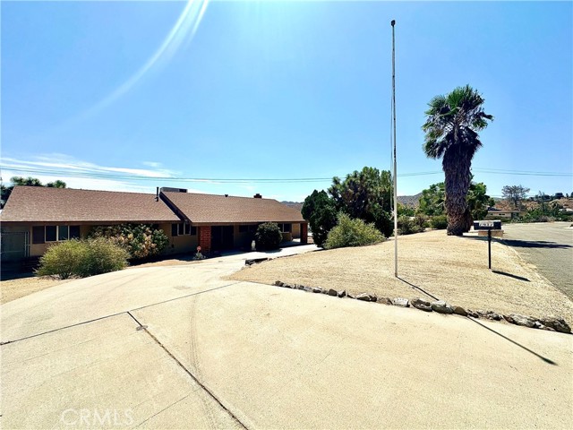 Detail Gallery Image 4 of 34 For 7417 La Vina Trl, Yucca Valley,  CA 92284 - 3 Beds | 2 Baths