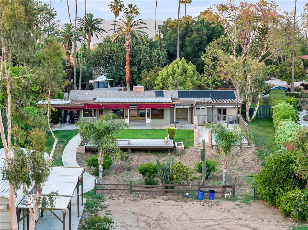 https://media.crmls.org/medias/75cb8d72-152c-4d7a-8b73-81cc551456ae.jpg?preset=X-Large