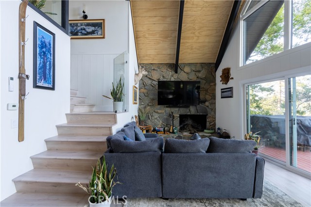 553 Pioneer Road, Lake Arrowhead CA: https://media.crmls.org/medias/75d230d0-536d-40e7-8c74-49550b12fdd3.jpg