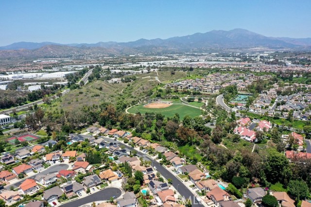 20931 Avenida Amapola, Lake Forest CA: https://media.crmls.org/medias/75d59675-1cea-4cd5-838e-2c6a3cd8bc09.jpg