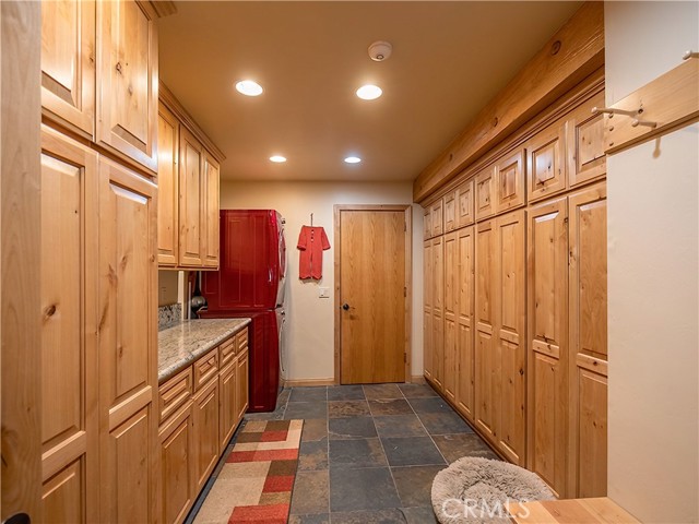 Detail Gallery Image 12 of 50 For 42028 Sky View, Big Bear Lake,  CA 92315 - 7 Beds | 5/1 Baths